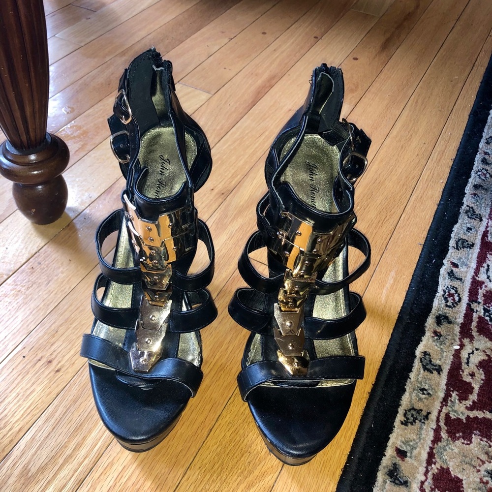 John Romaine high heels, color black and gold.